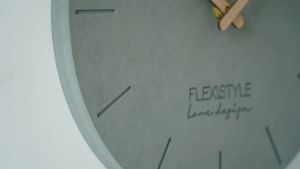 Nástěnné hodiny EKO kulaté 8 – 30 cm Šedé Flexistyle